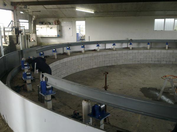 Rotary platform deck in a milking shed